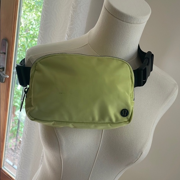 Lululemon Everywhere Lemon Lime Green Belt Bag Crossbody - Picture 2 of 15